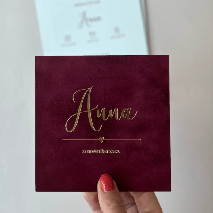 Écht velvet geboortekaartje bordeaux met hartje en lijntje