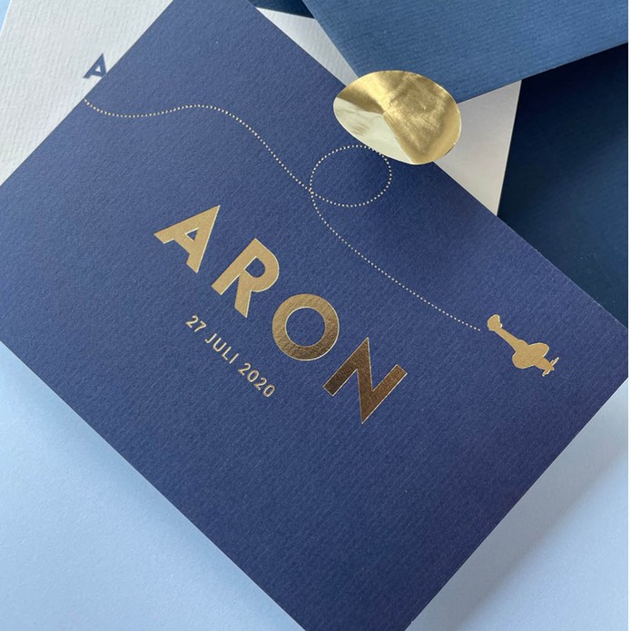 Blauw geboortekaartje voor jongen met vliegtuig