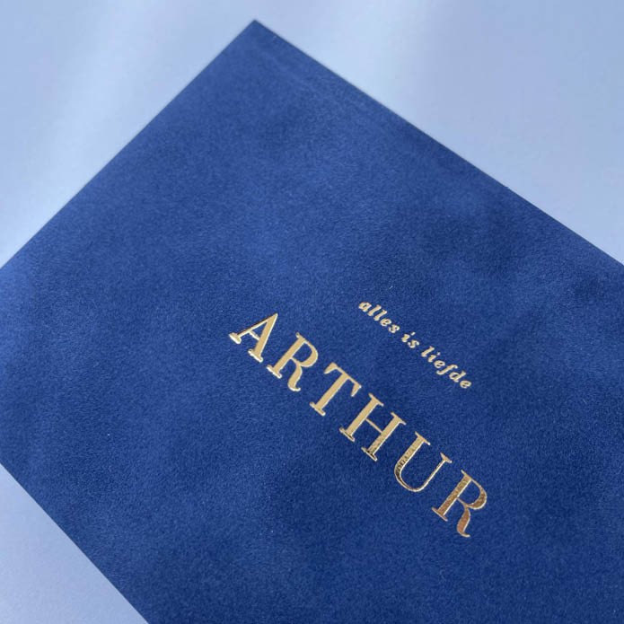 Blauw velvet geboortekaartje met goudfolie
