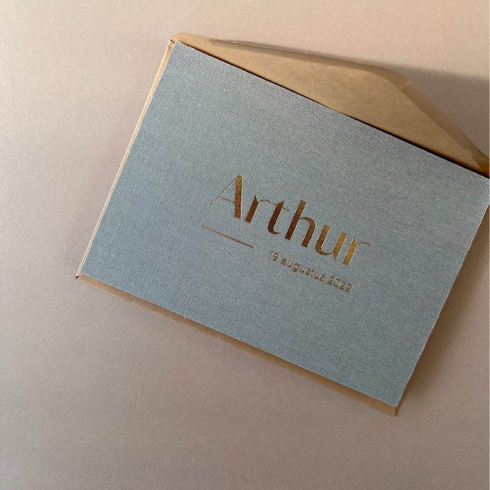 Linnen geboortekaartje olijfgroen met goudfolie