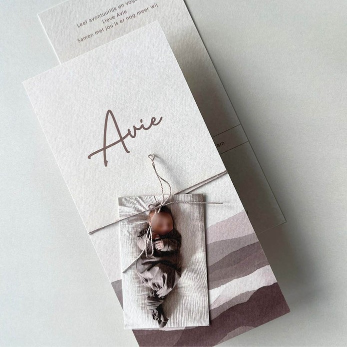 Stoer geboortekaartje met landschap natuurlijke tinten