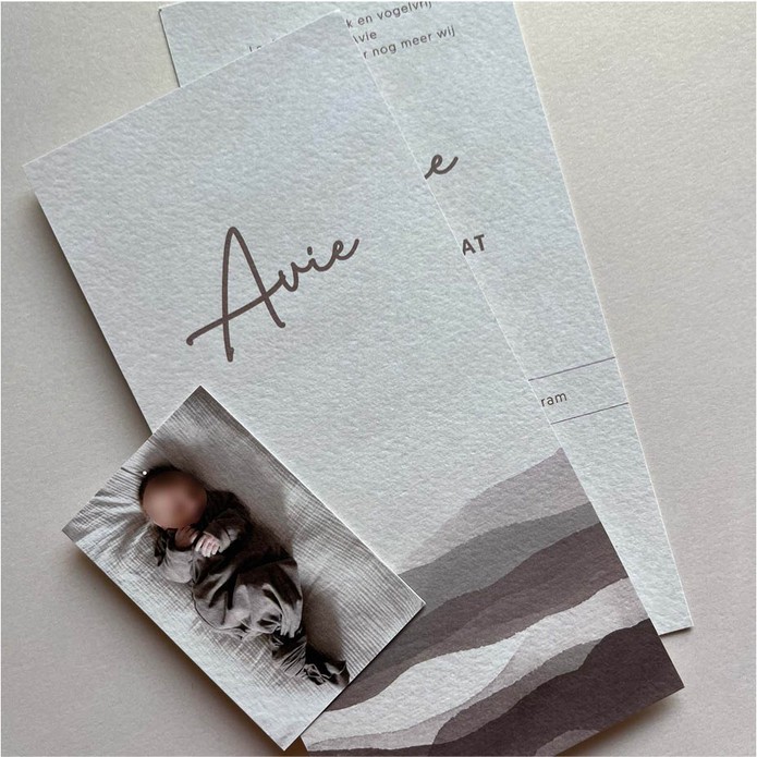 Stoer geboortekaartje met landschap natuurlijke tinten