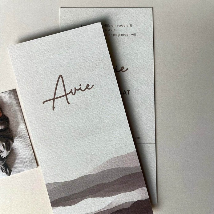 Stoer geboortekaartje met landschap natuurlijke tinten