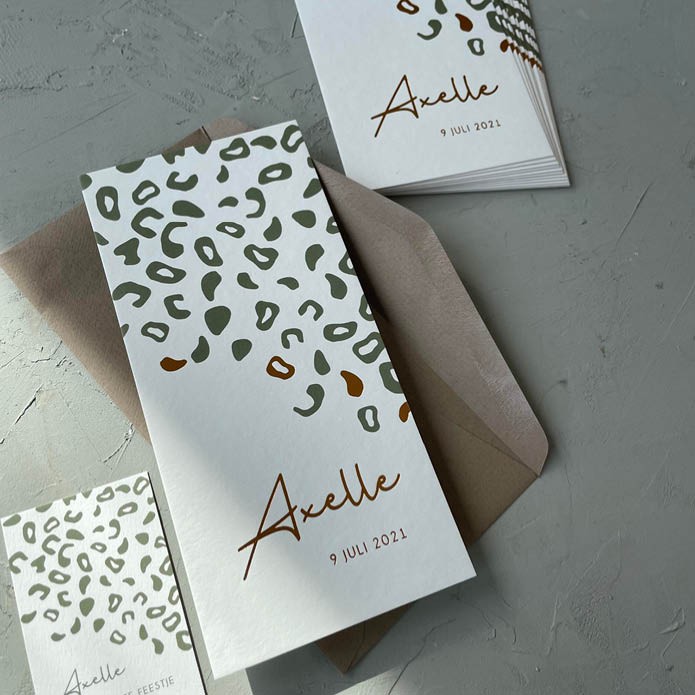 Geboortekaartje voor een meisje met panterprint en foliedruk