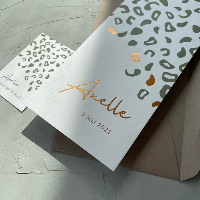 Geboortekaartje voor een meisje met panterprint en foliedruk