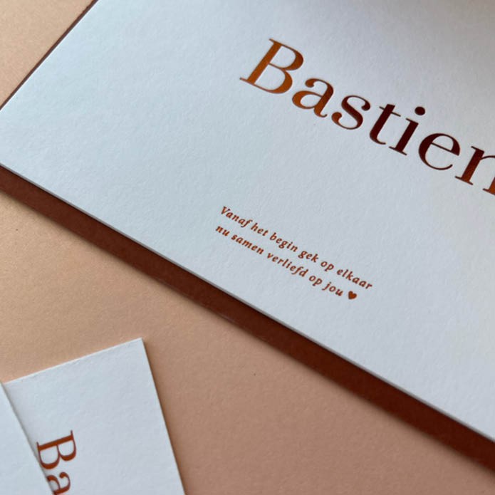 High end geboortekaartje op stevig papier met koperfolie maantje