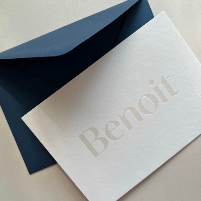 Sober geboortekaartje, wit met de naam in creme wit parelmoer foliedruk