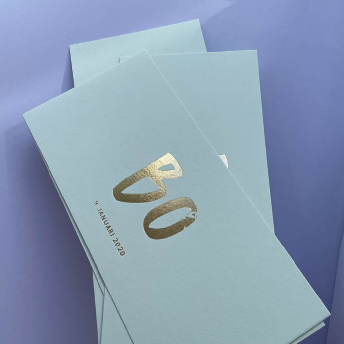 Stevig geboortekaartje van munt groen papier en goudfolie