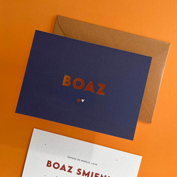 Simpel en strak geboortekaartje met hartjes op de voorkant