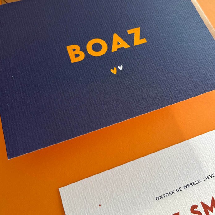 Simpel en strak geboortekaartje met hartjes op de voorkant