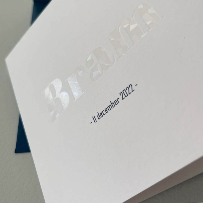 Eenvoudig gevouwen geboortekaartje met holografisch doorzichtige foliedruk