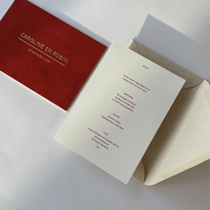 Herfst trouwkaart op steenrood velvet met goudfolie