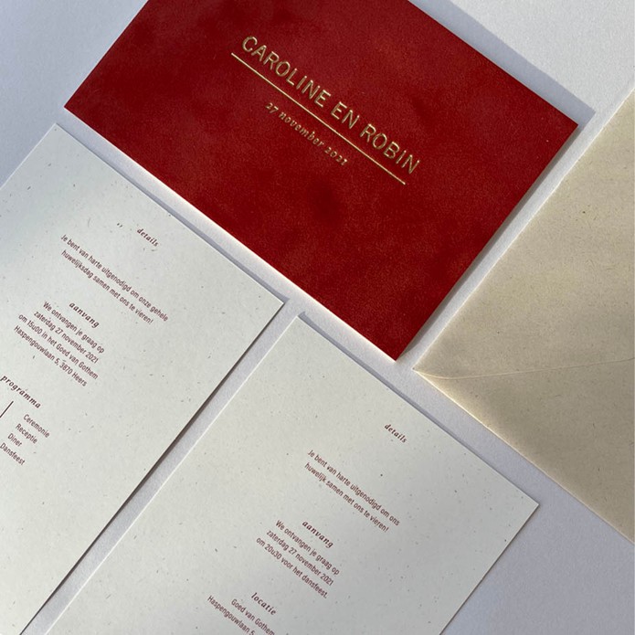 Herfst trouwkaart op steenrood velvet met goudfolie