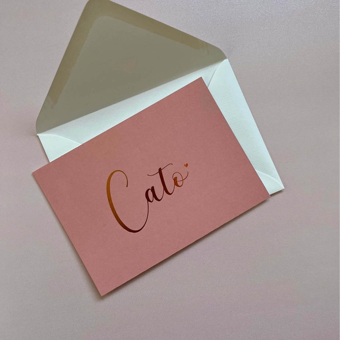 Minimalistisch geboortekaartje met bronsfolie