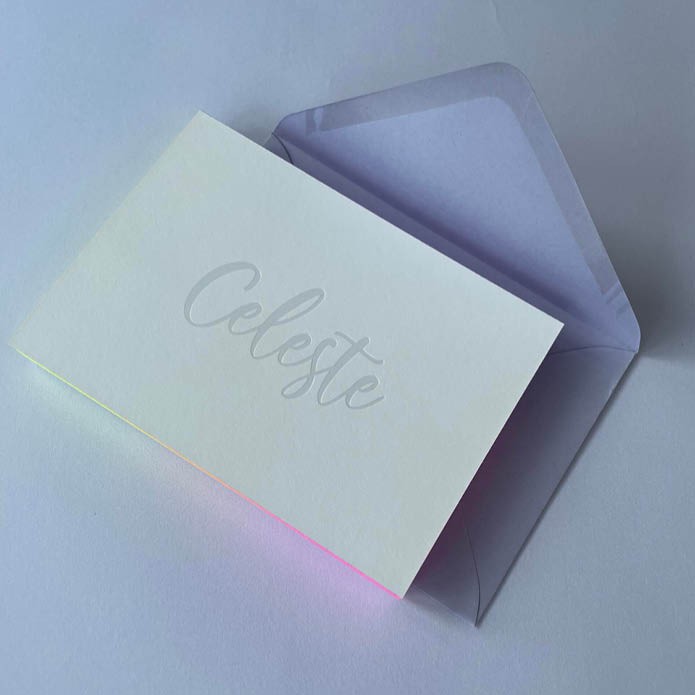 Met parelmoer kleurige foliedruk bedrukt geboortekaartje