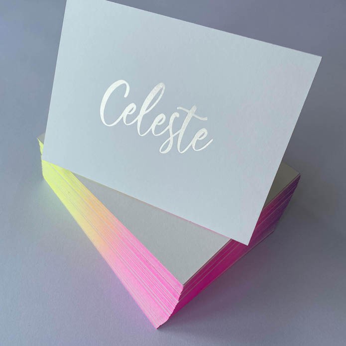 Met parelmoer kleurige foliedruk bedrukt geboortekaartje