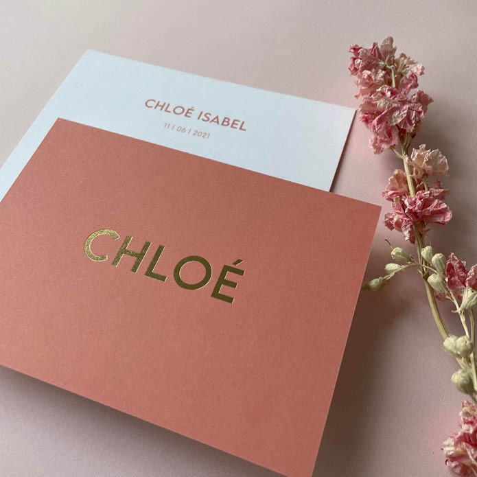 Minimalistisch geboortekaartje met strakke typografie