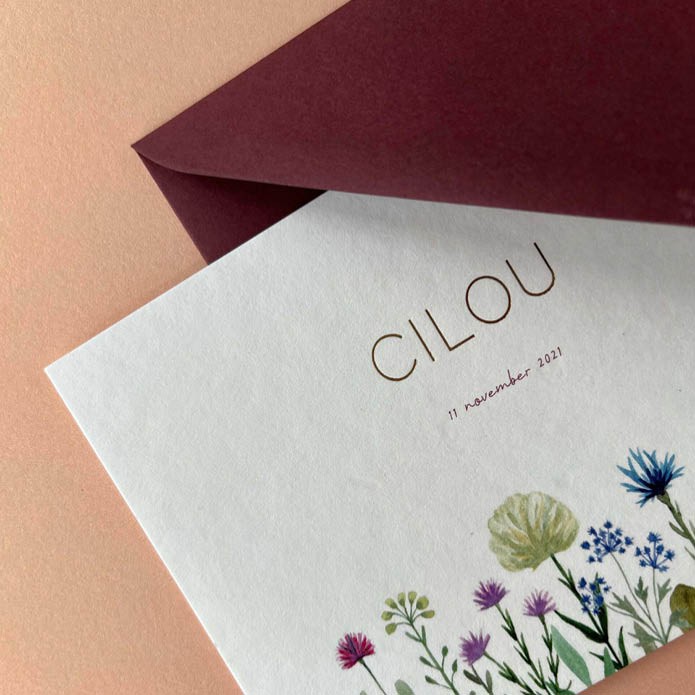 Hip geboortekaartje met veldbloemen en goudfolie