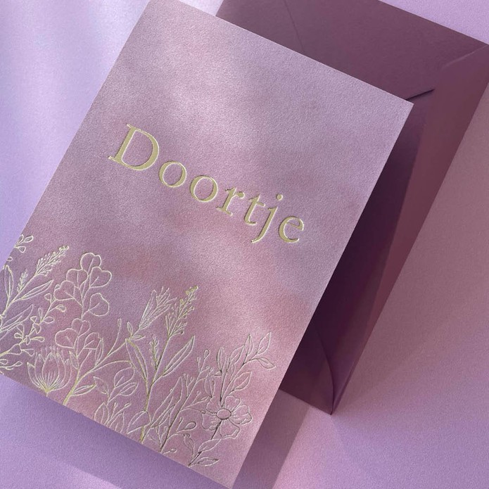 Velvet kaartje oudroze voor meisje met bloemen veld in goud