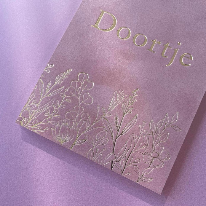 Velvet kaartje oudroze voor meisje met bloemen veld in goud