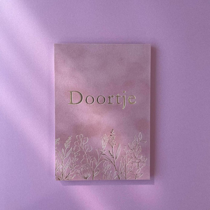 Velvet kaartje oudroze voor meisje met bloemen veld in goud