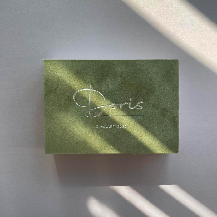 Stoer geboortekaartje gender neutraal met velvet mosgroen met matgoud folie