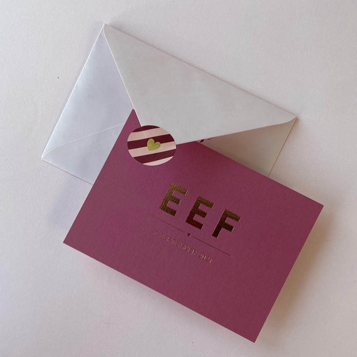 Strak vintage paarsrood geboortekaartje met hartje en streepje