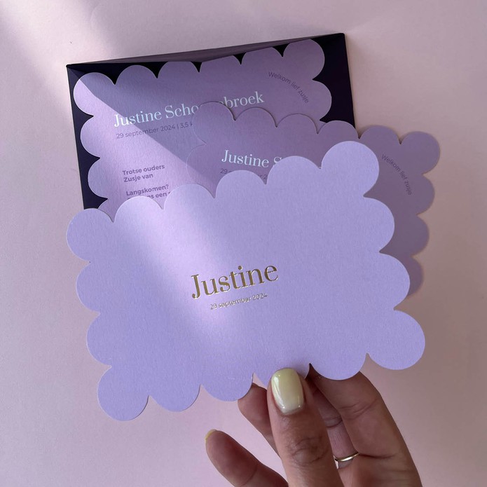 Elegant lila kaartje met gouden foliedruk in bijzondere vorm voor meisje