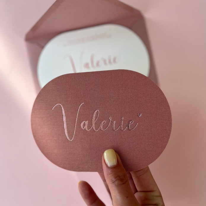 Elegant ovaal geboortekaartje Valerie op linnen papier met subtiele folie