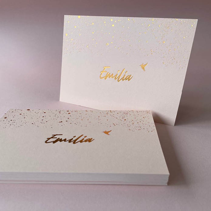 Uniek geboortekaartje in poeder perzikroze vogeltje in folie