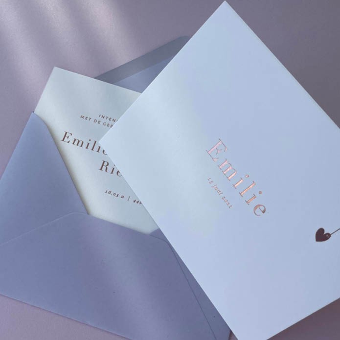 Chique geboortekaartje meisje met hartje aan touw