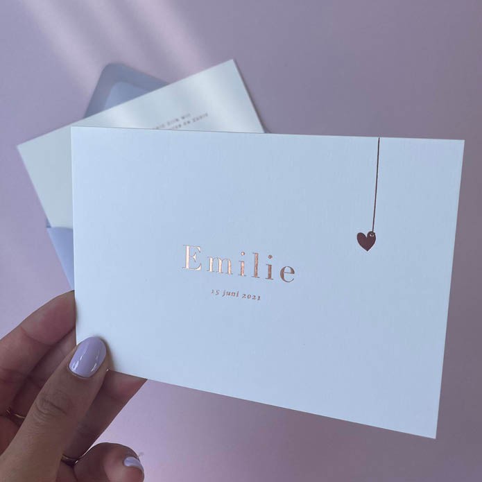 Chique geboortekaartje meisje met hartje aan touw