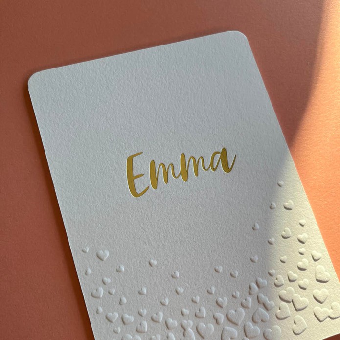 Sereen geboortekaartje wit met hartjes verhoogd gedrukt