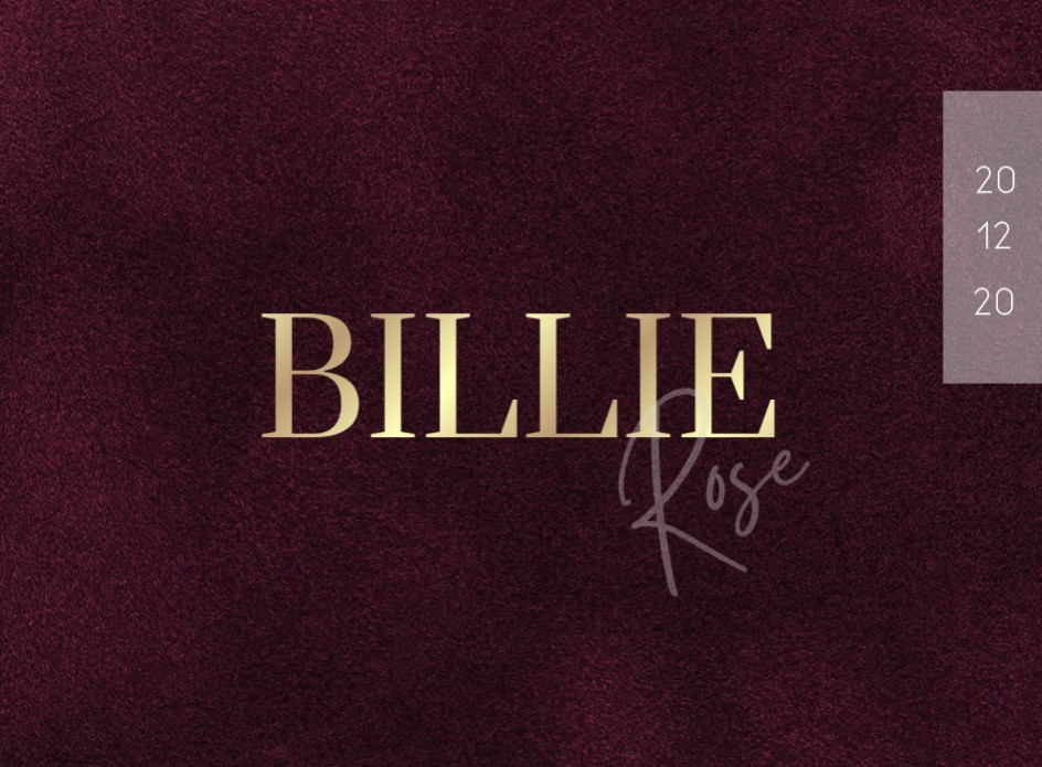 Exclusief geboortekaartje meisje op bordeaux rood velvet stof met goudfolie en blinddruk