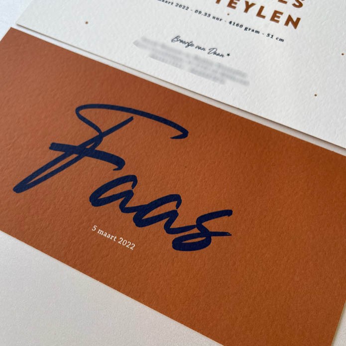 Stoer jongenskaartje roestbruin met blauw