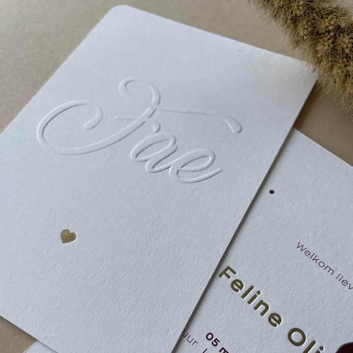 Sober en sereen geboortekaartje met naam in letterpress preeg verhoogd