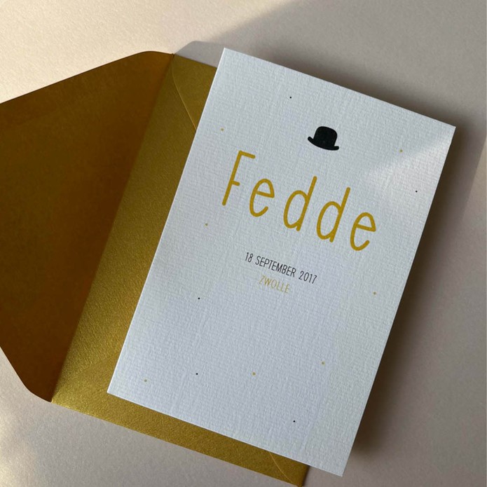 Sereen speels kaartje met hoedje voor jongen