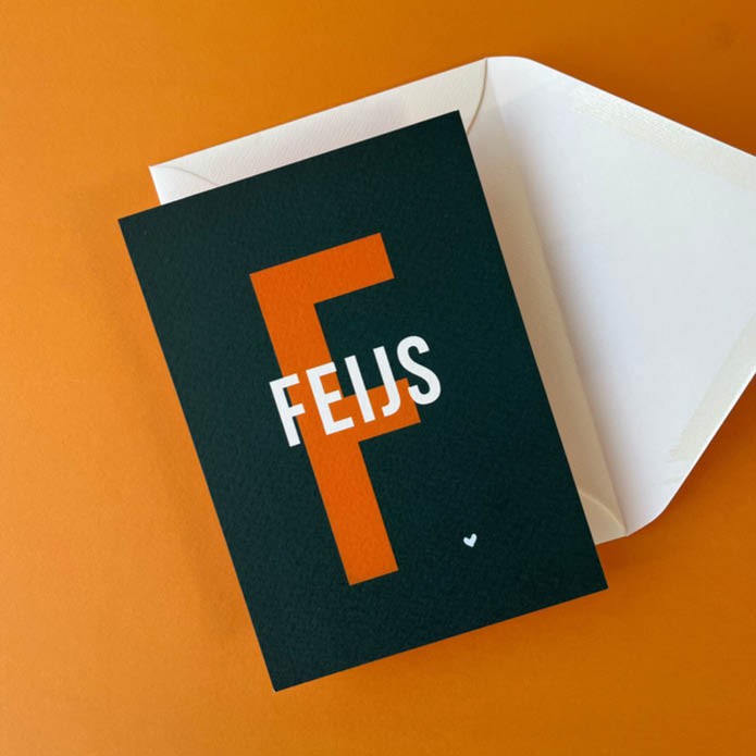 Stoer geboortekaartje met grote letter in kleur jongen