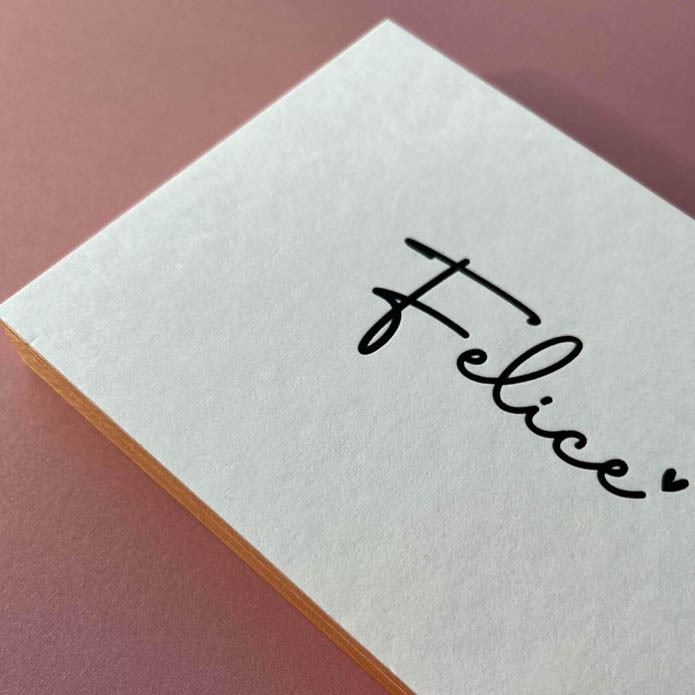 Sober geboortekaartje, wit met de naam en hartje in zwart diepgedrukt