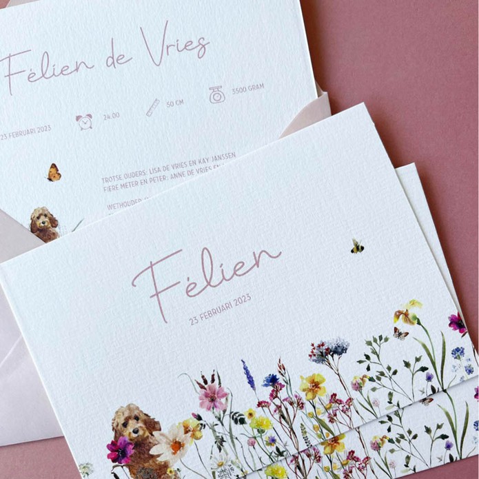 Romantisch geboortekaartje bloemen en hond