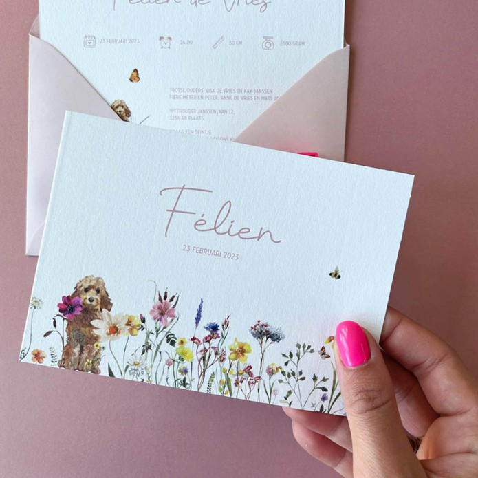 Romantisch geboortekaartje bloemen en hond