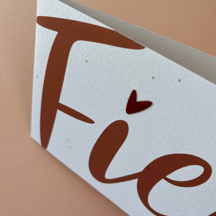 Gevouwen unisex geboortekaartje met velvet hartje