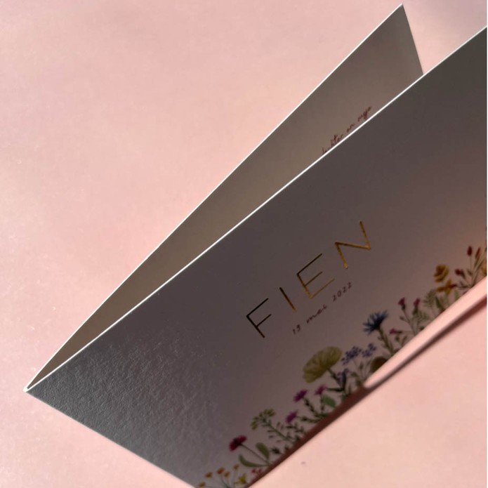 Hip gevouwen geboortekaartje met veldbloemen en goudfolie