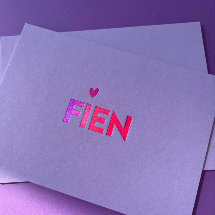 Strak lila paars geboortekaartje met holografisch roze foliedruk