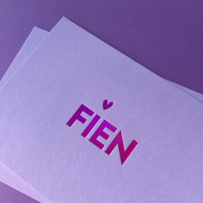 Strak lila paars geboortekaartje met holografisch roze foliedruk