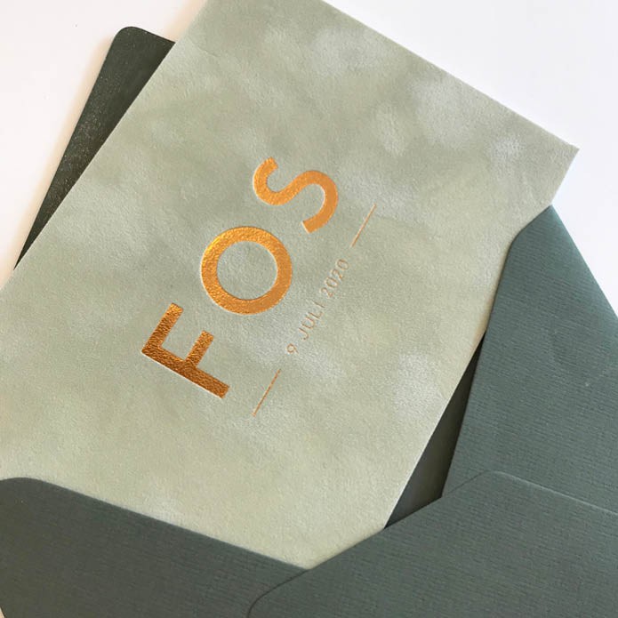 Chique geboortekaartje gender neutraal met velvet oudgroen met brons glans folie