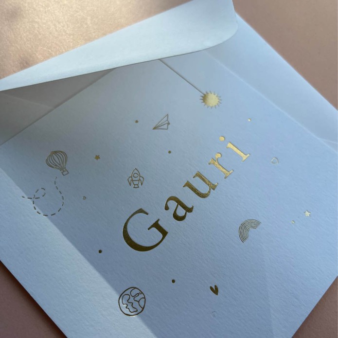 Wit minimalistisch geboortekaartje met goudfolie icoontjes