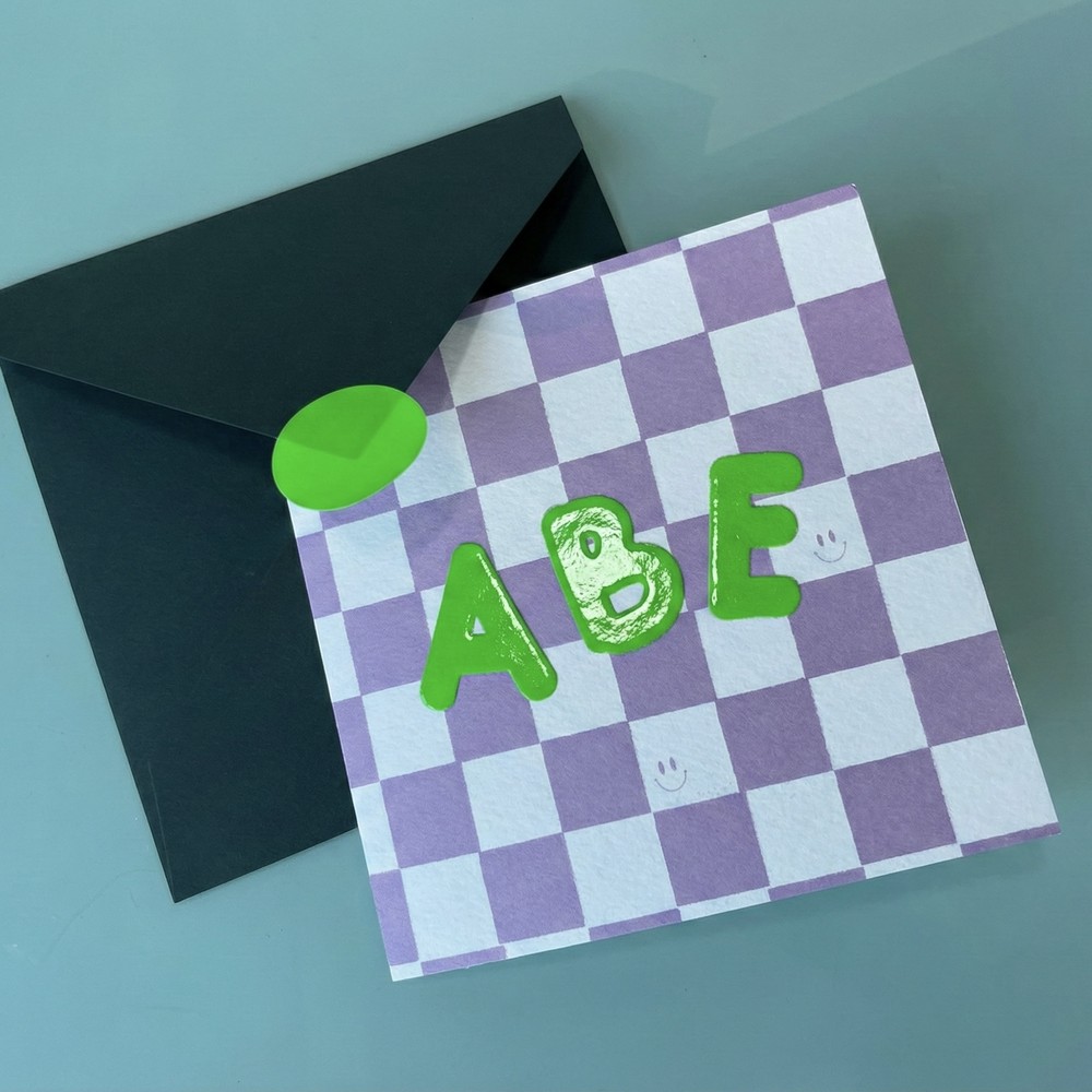 Geboortekaartje Abe met lila en witte blokjes groene hoogglans lak