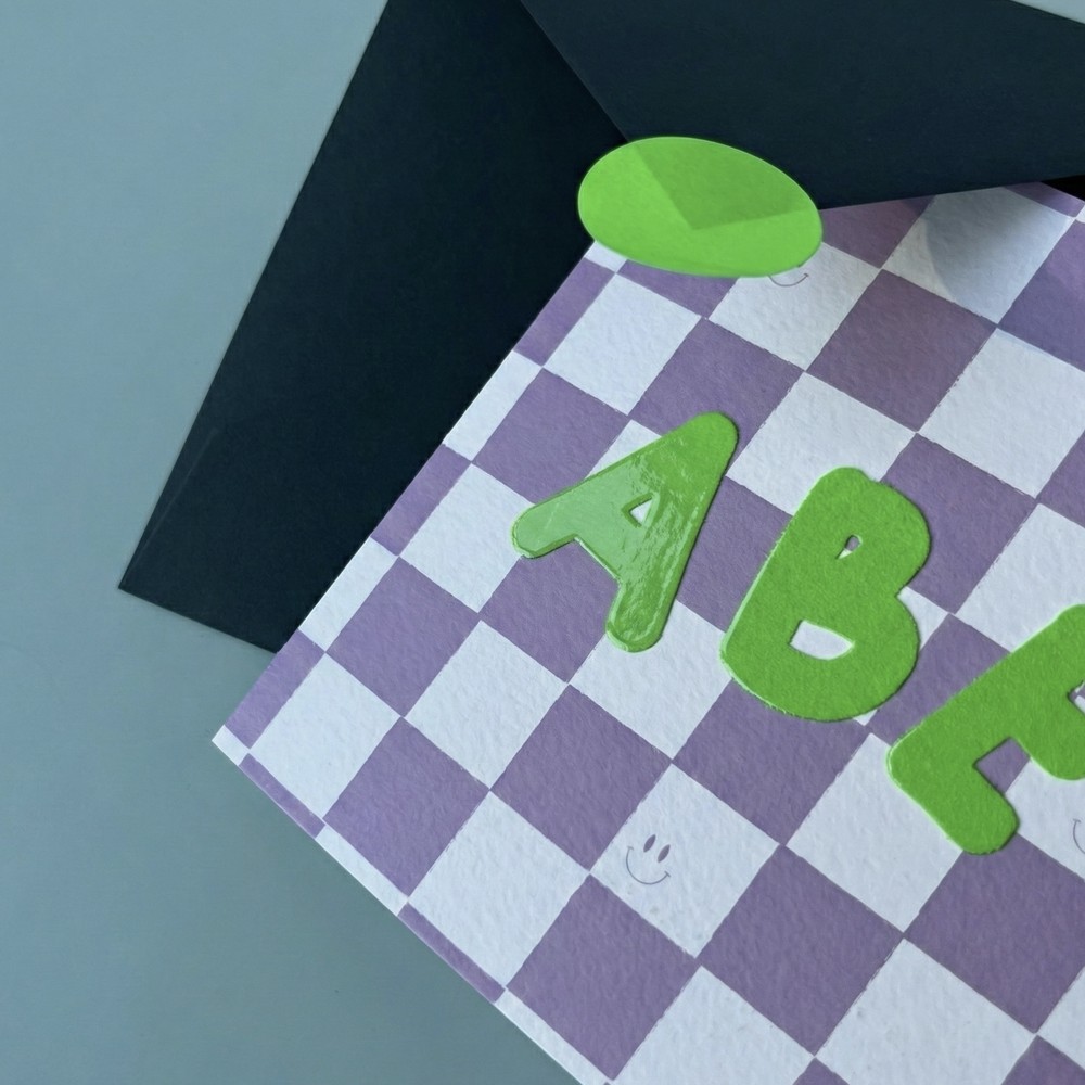 Geboortekaartje Abe met lila en witte blokjes groene hoogglans lak