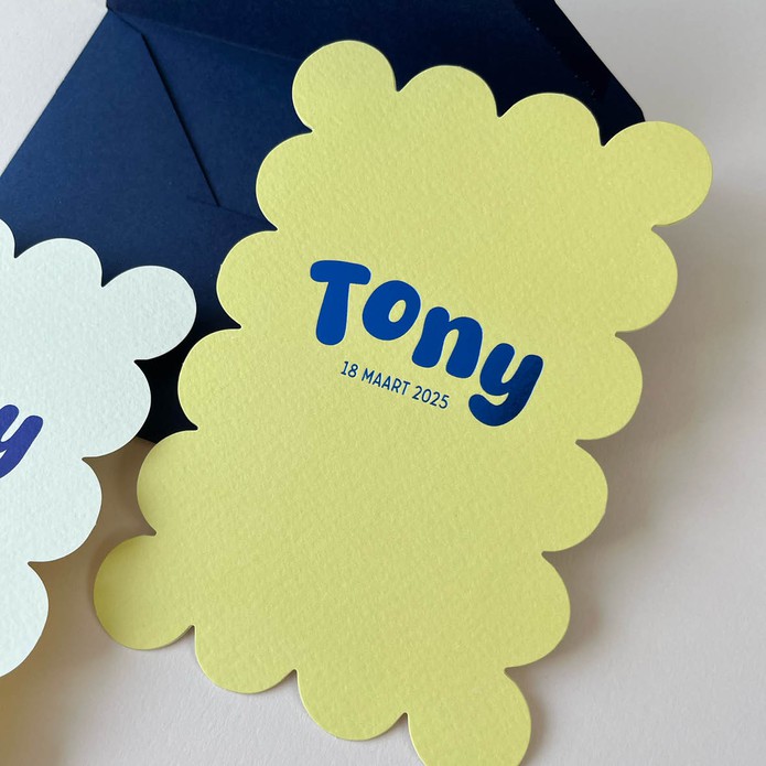 Geboortekaartje in vrolijke wolkvorm met blauwe foliedruk